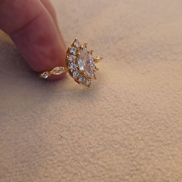 Gold tone size 8 sparkling ring - Picture 3 of 11
